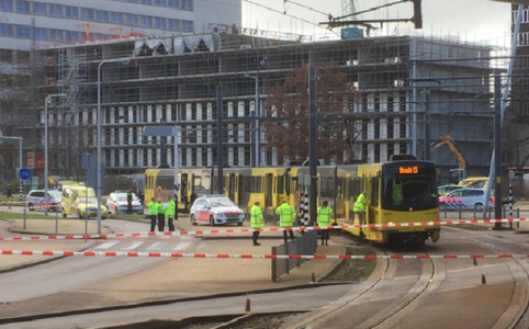 Autorităţile olandeze ridică la maximum nivelul alertei teroriste în provincie; poliţia caută o persoană care ar fi fugit în urma incidentului armat de la Utrecht dar nu exclude ca şialte persoane să fi fost implicate
