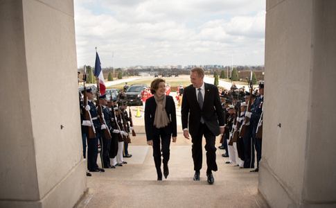 Parisul vrea asigurări din partea Washingtonului cu privire la angajamentul SUA în NATO