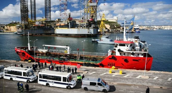 Cinci migranţi arestaţi şi acuzaţi de deturnarea petrolierului către Malta