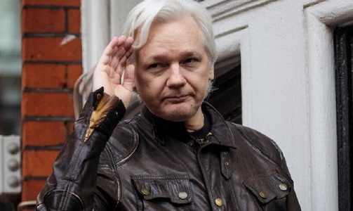 Londra: Mai mulţi susţinători ai lui Julian Assange s-au adunat în faţa ambasadei Ecuadorului după ce au apărut informaţii conform cărora fondatorul Wikileaks ar urma să fie evacuat

