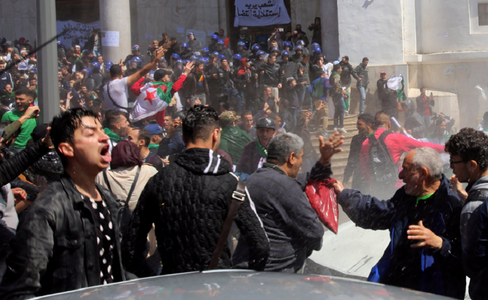 Abdelaziz Bensalah, numit preşedinte interimar al Algeriei în pofida străzii; poliţia trage cu gaze lacrimogene împotriva studenţilor la Alger