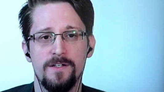 Snowden denunţă o ”zi sumbră pentru libertatea presei” după arestarea lui Assange