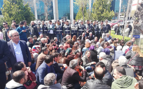 Manifestaţie în sud-estul Turciei, la Diyarbakir, împotriva anulării de către YSK a alegerii unor prokurzi în municipale
