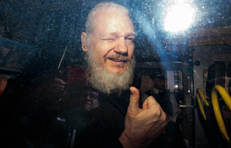 Julian Assange ar trebui extrădat în Australia, susţine tatăl său

