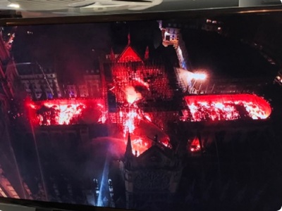 UPDATE Incendiu devastator la Catedrala Notre Dame; turla catedralei s-a prăbuşit. Pompierii au anunţat că cele două turnuri şi structura de rezistenţă au fost “salvate şi conservate“. Reacţiile lui Macron, Trump, Iohannis. FOTO, VIDEO