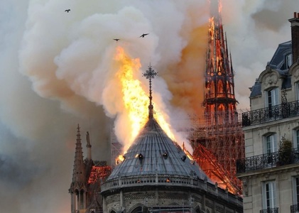 Autorităţile franceze spun că nu este sigur că Notre Dame mai poate fi salvată. FOTO