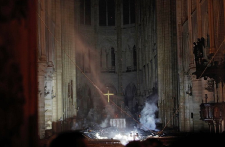 ”Întregul focar” al incendiului de la Notre-Dame este stins, anunţă pompierii din Paris