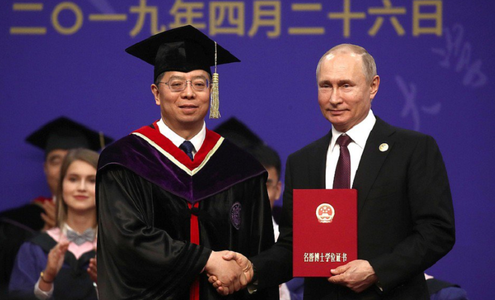 Xi Jinping îi decernează un titlu universitar ”prietenului” său Putin