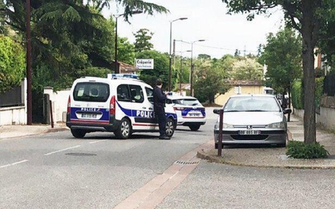 UPDATE - Patru femei au fost luate ostatice de un minor, într-un local de pariuri în apropiere de Toulouse. Victimele au fost eliberate după mai multe ore. Suspectul, reţinut în cadrul mişcării ”vestelor galbene”. FOTO
