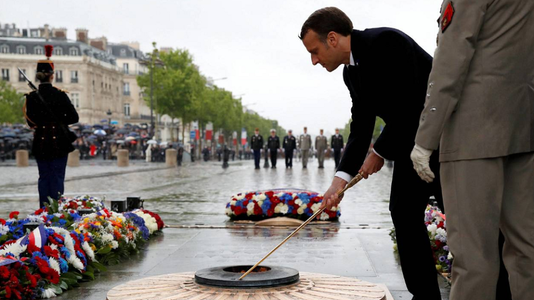 Macron reaprinde flacăra de la Arcul de Triumf, în cadrul ceremoniilor de la 8 mai