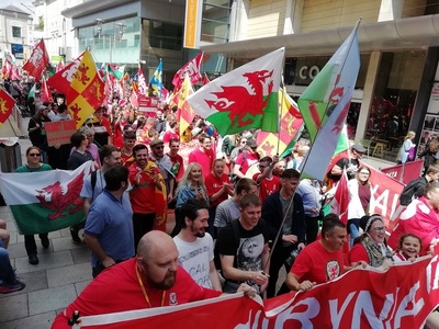 Mii de persoane au mărşăluit la Cardiff cerând independenţa Ţării Galilor


