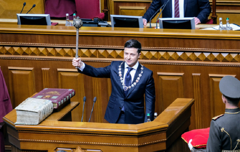 Premierul ucrainean Volodimir Groisman demisionează în urma învestirii lui Zelenski, care dizolvă Parlamentul şi convoacă alegeri legislative anticipate, probabil în iulie
