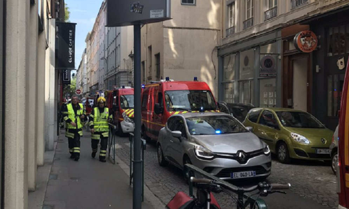 UPDATE - 13 răniţi în explozia unui colet-capcană plasat în faţa unei brutării în centrul oraşului francez Lyon. Presupusul autor al atacului, căutat. Reacţia lui Macron