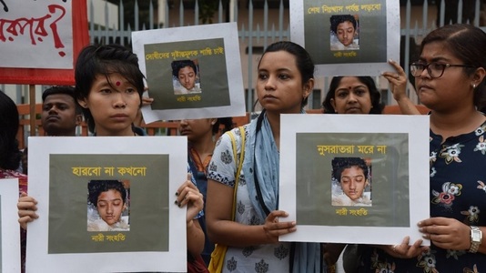 Bangladesh: Şaisprezece persoane puse sub acuzare după ce o elevă a fost arsă de vie

