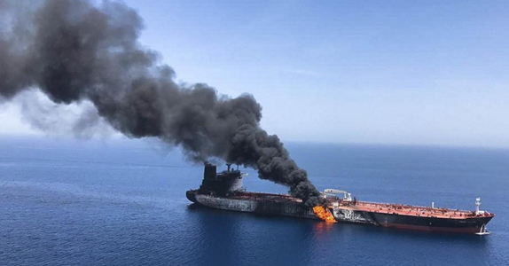 Petrolierele navighează pe ape tot mai tulburi, între piraţi, coliziuni sau rachete în ”atacuri geopolitice”; ameninţarea unui ”război hibrid” al Iranului planează la Golful Persic, apreciază un expert