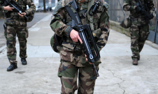 Un militar din Operaţiunea Sentinelle deschide focul şi răneşte un bărbat ”îmbrăcat într-o jellaba” ce înainta cu un cuţit, la spitalul militar din Lyon