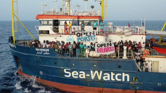 O nouă navă cu migranţi a ajuns într-un port italian, în ciuda interdicţiei guvernului