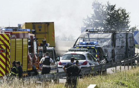 Un furgon de transport de fonduri, jefuit pe autostradă în apropierea aeroportului din Lyon; atacatorii au reuşit să fugă de la faţa locului după ce au rănit trei transportatori