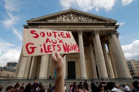 Sute de imigranţi ilegali au pătruns în Panteonul din Paris şi cer reglementarea statutului lor

