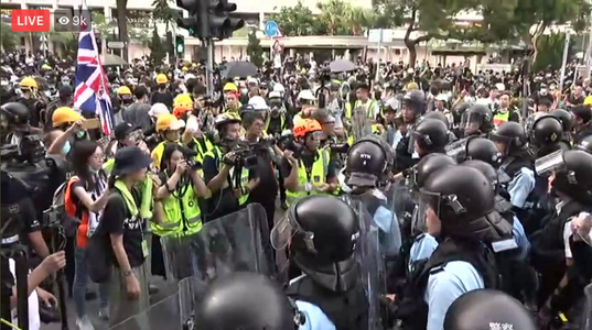 Confruntări cu poliţia la Hong Kong, la o manifestaţie împotriva unor comercianţi chinezi din zona de frontieră