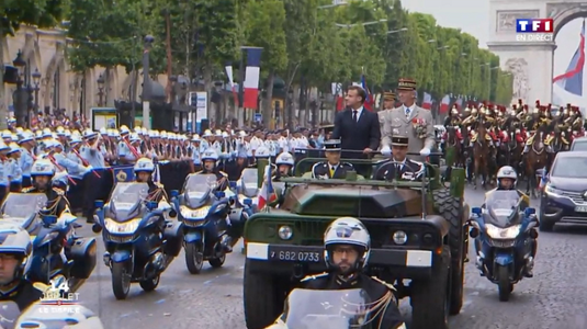 Macron, huiduit pe Champs-Élysées, înainte să treacă în revistă trupele, de Ziua Naţională a Franţei - VIDEO