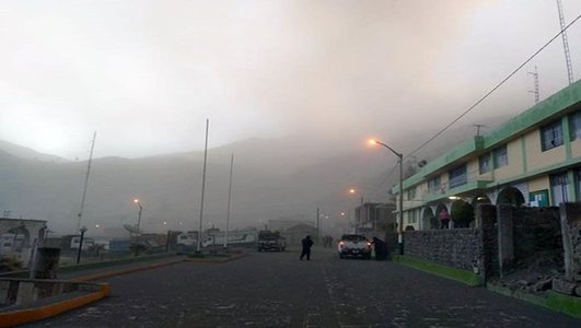 Peru: Sute de persoane au fost evacuate după erupţia vulcanului Ubinas