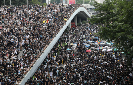 Protestele continuă la Hong Kong: Mii de persoane s-au adunat în centrul oraşului