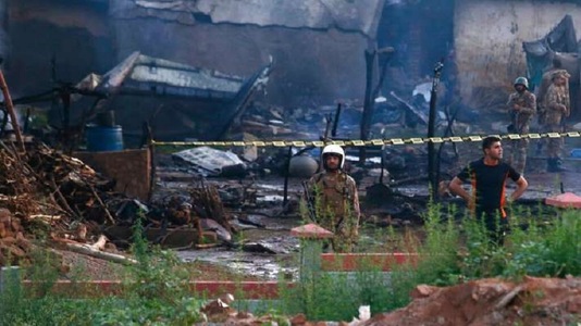 Pakistan: Un avion al armatei s-a prăbuşit într-o zonă rezidenţială, ucigând cel puţin 17 persoane - VIDEO

