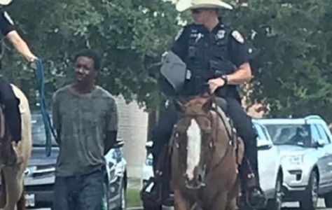 Indignare în SUA în urma publicării unei fotografii în care un bărbat de culoare, Donald Neely, este escortat pe jos, cu o funie, de doi poliţişti călare din Houston; şeful poliţiei, Vernon Hale, prezintă scuze