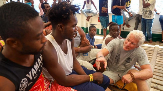 Actorul american Richard Gere, la bordul navei Open Arms, între cei 121 de migranţi blocaţi de o săptămână în largul Insulei Lampedusa de Salvini