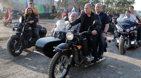 Putin se afişează împreună cu amatori de motociclism la Sevastopol, la 20 de ani de când se află la putere - VIDEO
