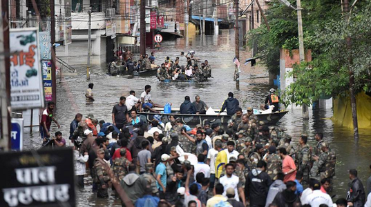 Un milion de persoane deplasate şi 184 de morţi în India, în inundaţii provocate de muson