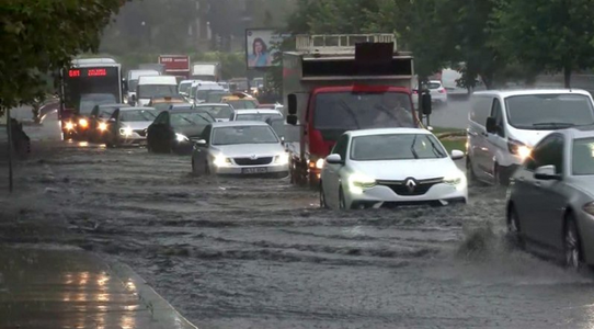 Un mort în ploi diluviene la Istanbul