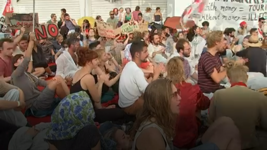 Sute de persoane au demonstrat pe covorul roşu de la Veneţia pentru acţiuni împotriva schimbărilor climatice. Jagger şi Sutherland, între susţinători