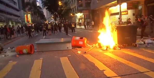 Hong Kong: Poliţia a folosit gaze lacrimogene împotriva manifestanţilor - VIDEO