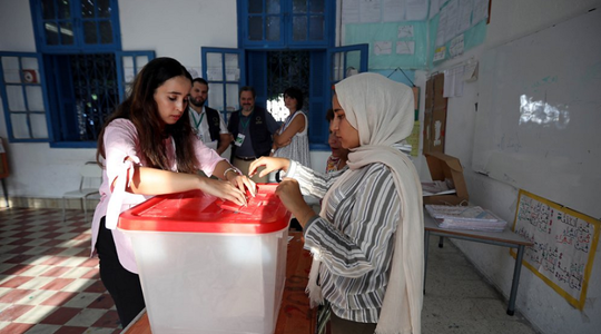 Răsturnare politică la orizont în urma primului tur al alegerilor prezidenţiale în Tunisia, unde doi candidaţi antisistem dau asigurări că s-au calificat în turul doi