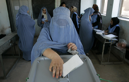 Afganii îşi aleg preşedintele sub tripla ameninţare a  fraudei, absenteismului şi atentatelor; cel puţin un mort şi 16 răniţi în ziua alegerilor
