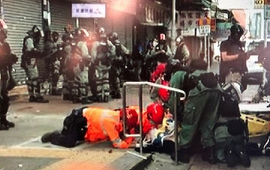 Un bărbat a fost împuşcat de poliţie în piept cu muniţie reală la Hong Kong, declară o sursă din cadrul poliţiei pentru CNN  