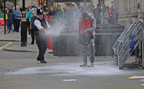 Un bărbat se stropeşte cu un lichid inflamabil la sediul Parlamentului britanic