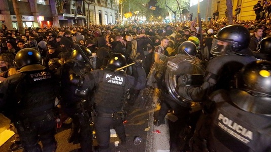 Protestatarii din Barcelona au incendiat maşini şi au aruncat cu sticle cu benzină în poliţişti, escaladând violenţele - VIDEO