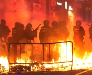 Catalonia - Cele mai violente proteste din ultimul deceniu: 207 agenţi răniţi, mai mult de 120 de persoane reţinute. Serverul Tsunami Democràtic, în România. FOTO, VIDEO