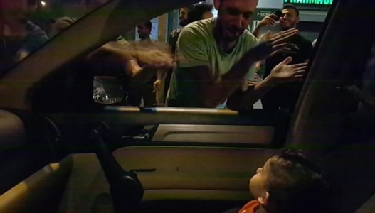 Protestatarii din Beirut s-au oprit din scandat pentru a-i cânta unui copil de 15 luni speriat de zgomote - VIDEO