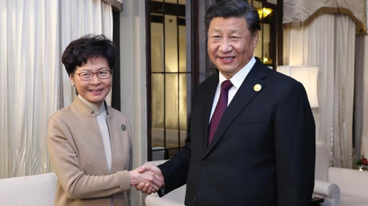Xi Jinping o susţine pe conducătoarea Hong Kongului Carrie lam în pofida violenţelor