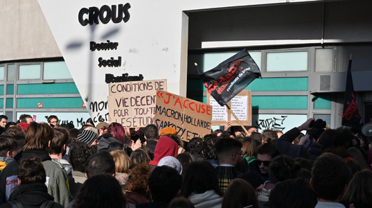 Mobilizare în Franţa şi interpelare a puterilor publice după ce un student se autotincendiază la Lyon