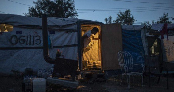 Atena urmează să înlocuiască cele mai mari trei tabere de migranţi de pe insulele Lesbos, Samos şi Chios cu structuri închise