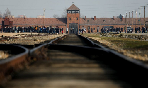 Angela Merkel urmează să viziteze pentru prima oară, la 6 decembrie, lagărul de concentrare şi exterminare de la Auschwitz, în Polonia