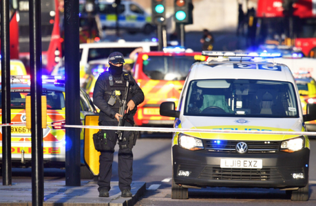 Poliţia Metropolitană tratează incidentul de la Podul Londrei ”ca şi cum ar avea legătură cu terorismul”; Johnson, ţinut la curent, Patel ”foarte îngrijorată”; înregistrări video cu un camion şi presupusul suspect rănit