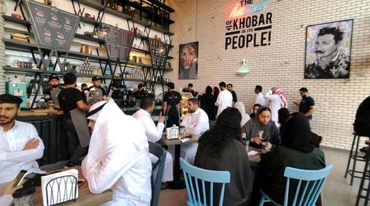 Restaurantele din Arabia Saudită nu vor mai fi obligate să  aibă intrări separate în funcţie de sex