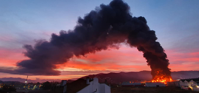 Incendiu la o uzină chimică în apropiere de Barcelona; mii de persoane consemnate la domiciliu