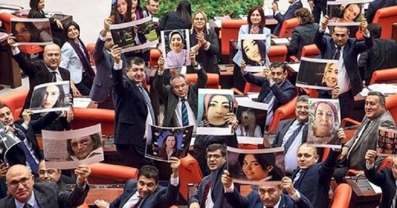 Turcia: Parlamentare CHP au interpretat o piesă antiviol pentru a protesta faţă de violenţa împotriva femeilor - VIDEO